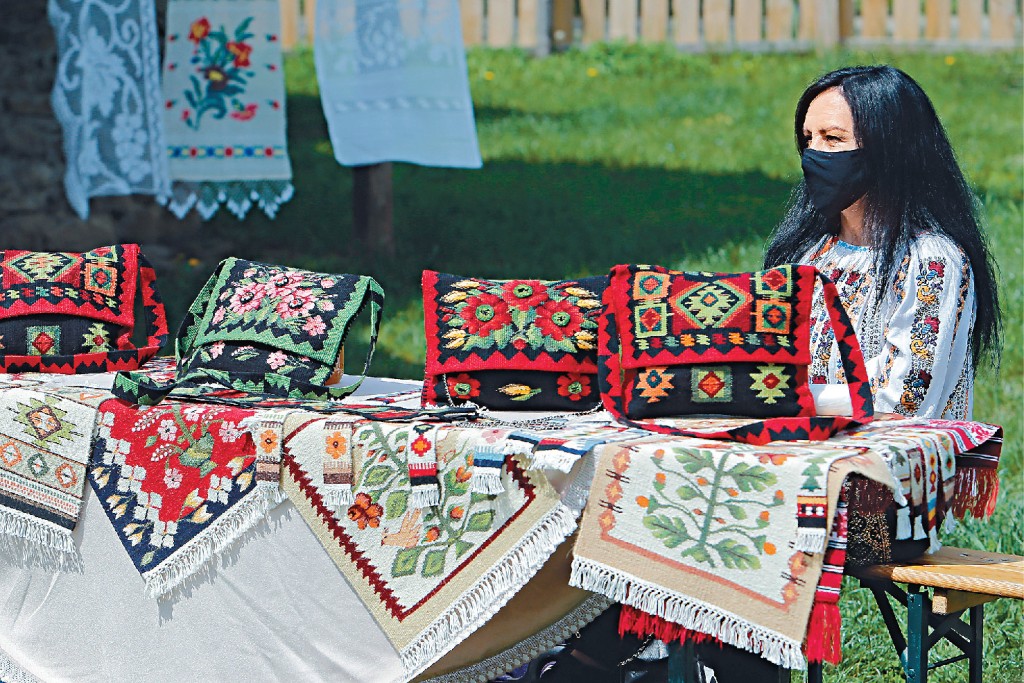民眾售賣羅馬尼亞傳統手工藝品。