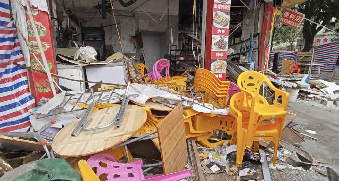 广东歇业烧烤店爆炸，现场一片狼藉。