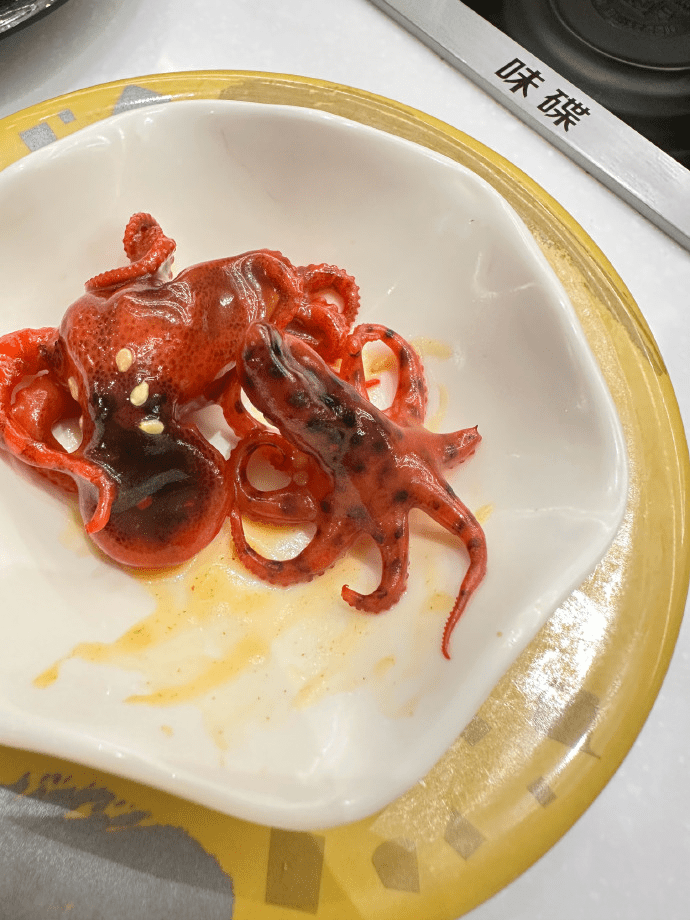 上海女网民在「争鲜」吃到蓝环章鱼，拍下照片求证。