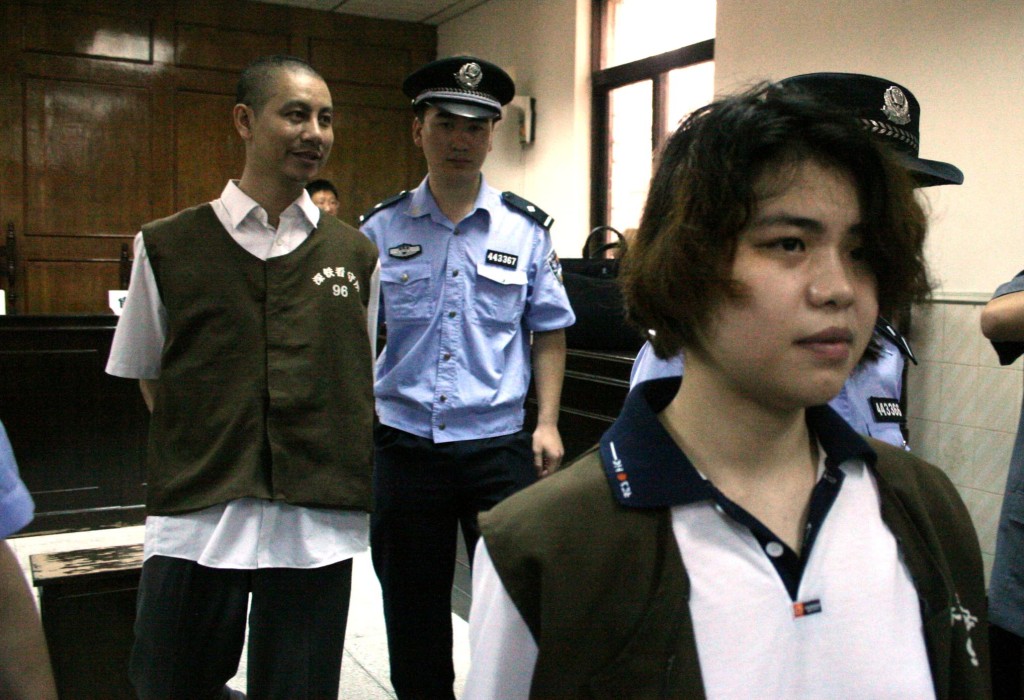 涉劫殺港富商鄭慈太的錢宇華(左)與(右)趙燕香2007年8月宣判後被押走。 涉劫殺港富商鄭慈太的錢宇華(左)與(右)趙燕香2007年8月宣判後被押走。