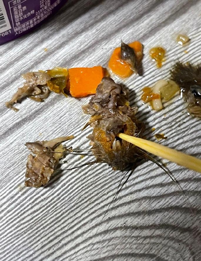 当事人吴先生在网上发布照片称统一老坛酸菜牛肉杯面里吃出了老鼠头。