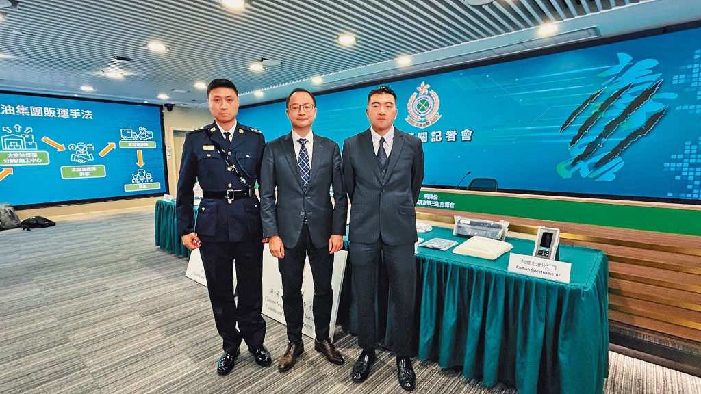 署理海關助理關長(情報及調查)黃浩然（中）、海關毒品調查科毒品調查第三組指揮官劉偉倫（右）及機場科空運貨物第三組指揮官何天康講述案情。