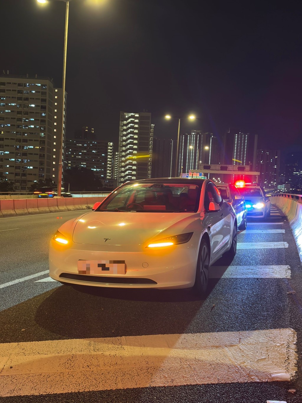 警方截查一輛Tesla私家車。警方圖片