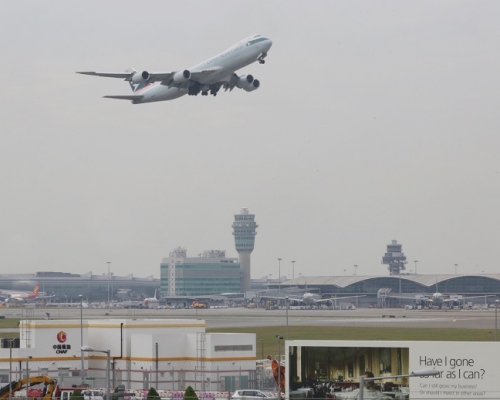 民航處籲市民勿滋擾航機,以免危害航空安全及觸犯法例。 資料圖片