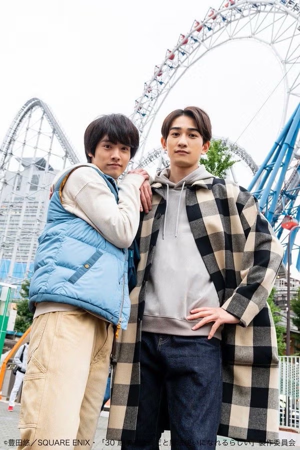 町田啟太(右)憑《如果30歲還是處男,似乎就能成為魔法師》走紅。 町田啟太(右)憑《如果30歲還是處男,似乎就能成為魔法師》走紅。