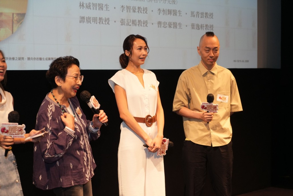 馮素波、湯怡、戴耀明侃侃而談。