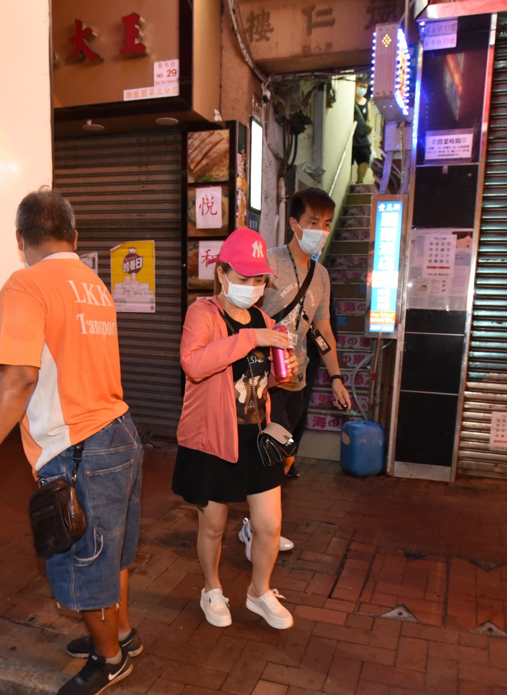 警方拘捕21名本地男女。
