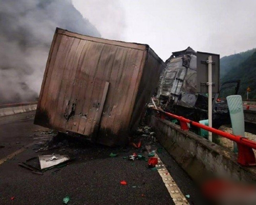為了逃生,父親抱着兒子跳下10多米高的高架橋,當場身亡,男童傷勢嚴重一度生命垂危。 網圖