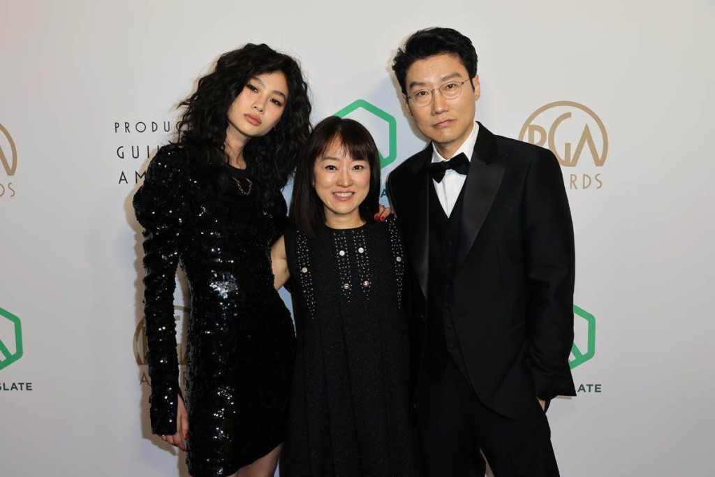 《魷魚遊戲》導演黃東赫（右一）指鄭浩妍（左）有望拍第2季。