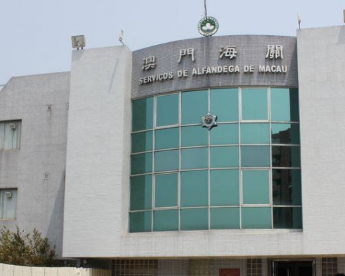 澳門海關2度倒掛國旗，1人停職2人罰款。網上圖片