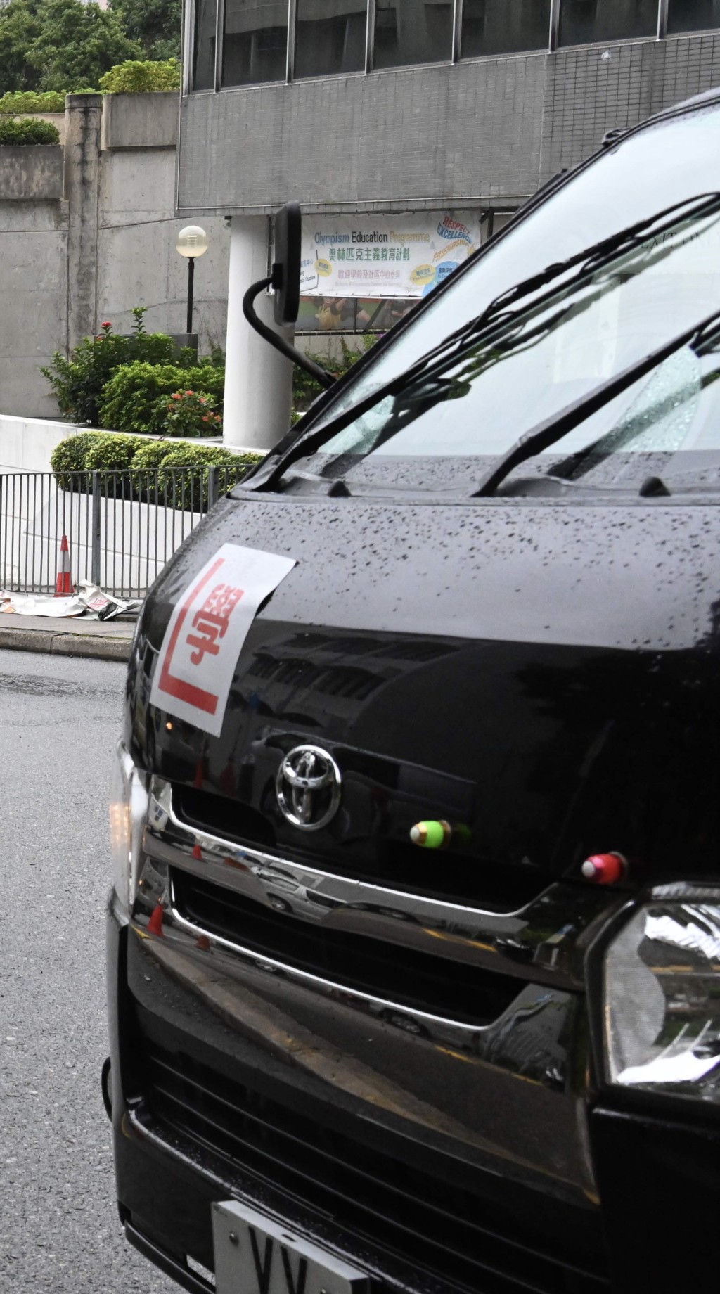 不少教車師傅會在車外加設各種標記、輔助鏡等，方便考生在「泊位、調頭」時「睇位」。