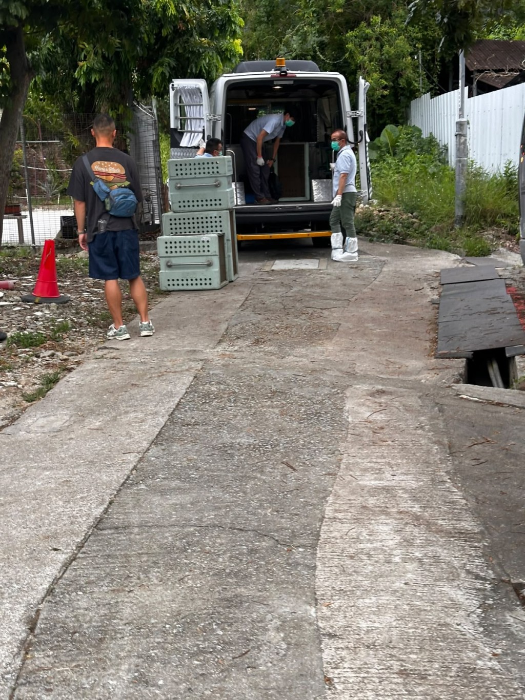 漁護署人員從狗場內帶走大約50隻狗。動物福利關注聯盟召集人劉鎮海提供