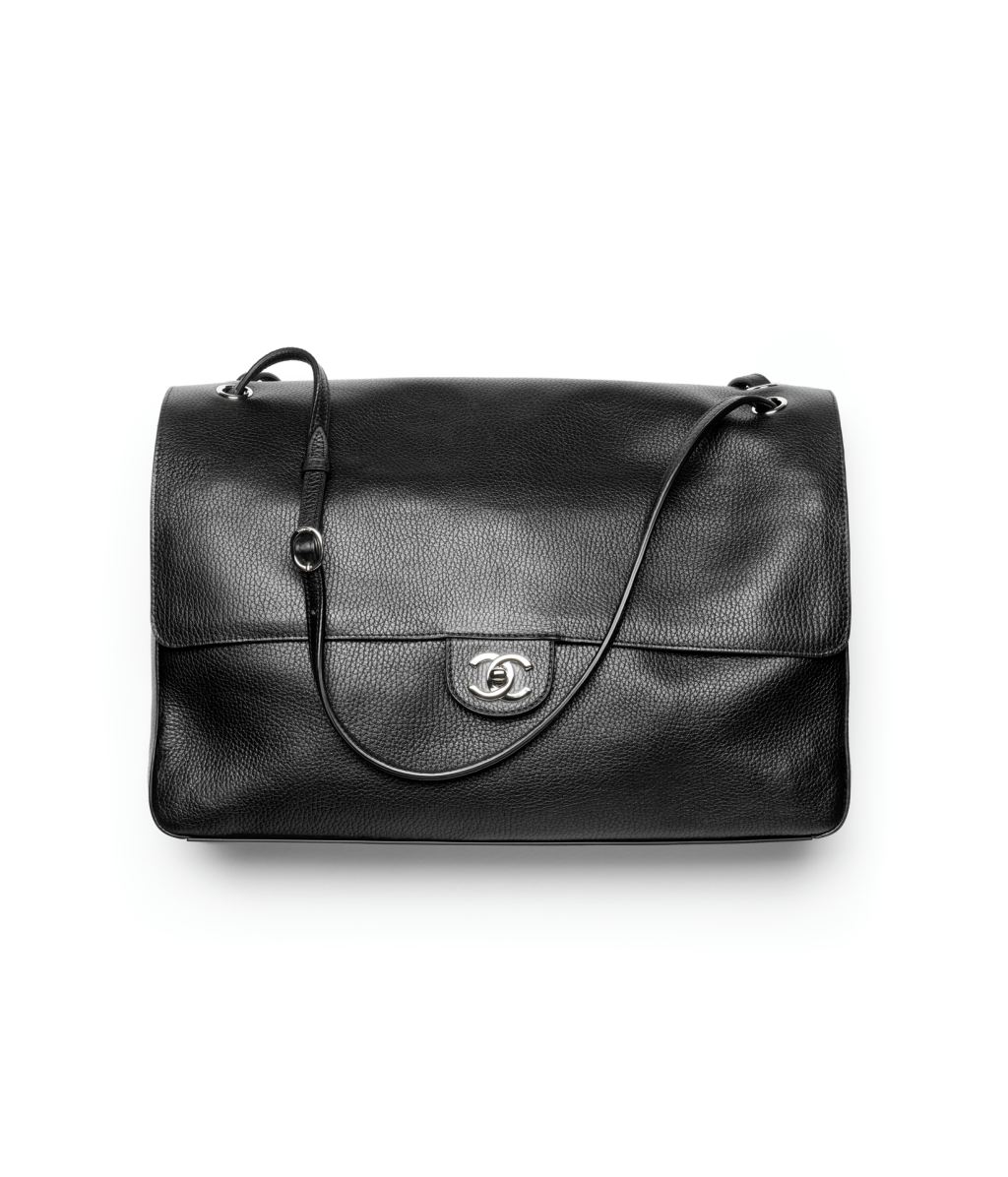 Chanel黑色特大号Flap Bag。（$71,200）
