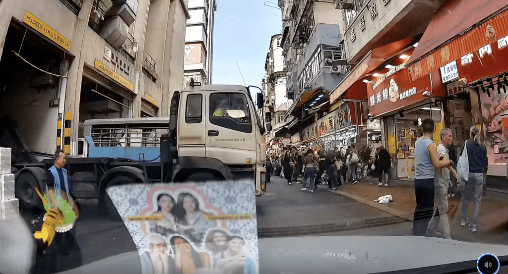 其後，梁男持刀轉身走上行人路，現場多名圍觀市民被嚇至急忙走避。Threads@jokeryeung_