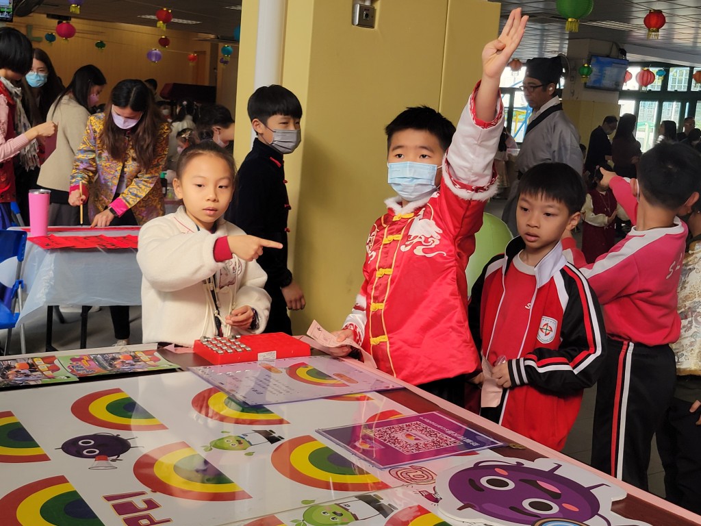 路德會沙崙學校在迎春嘉年華舉辦「防騙滅罪擲彩虹」攤位遊戲。