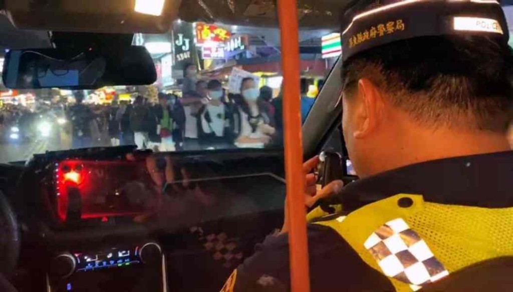 墾丁大街湧現人潮警方呼籲市民保持社交距離。中時