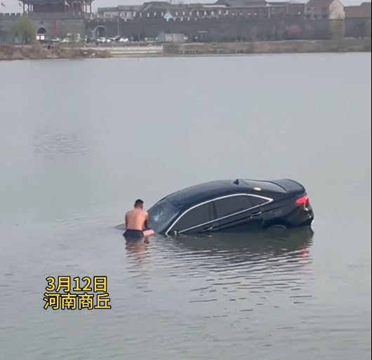 李南京遊到墜湖汽車旁救人。網信河南