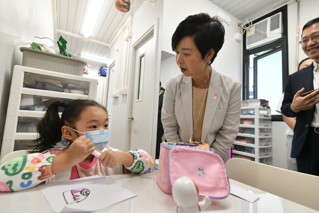 仁愛居住戶何太女兒樂樂（左）。盧江球攝