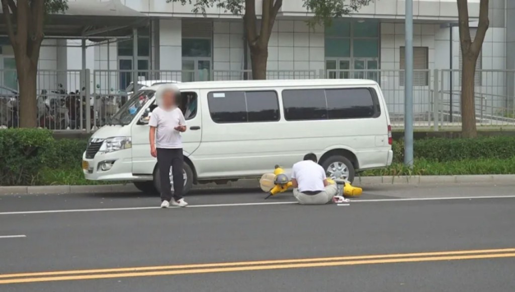 北京有單車男「自炒」後,即使手部不斷流血仍堅持開視像會議。BRTV 北京有單車男「自炒」後,即使手部不斷流血仍堅持開視像會議。BRTV