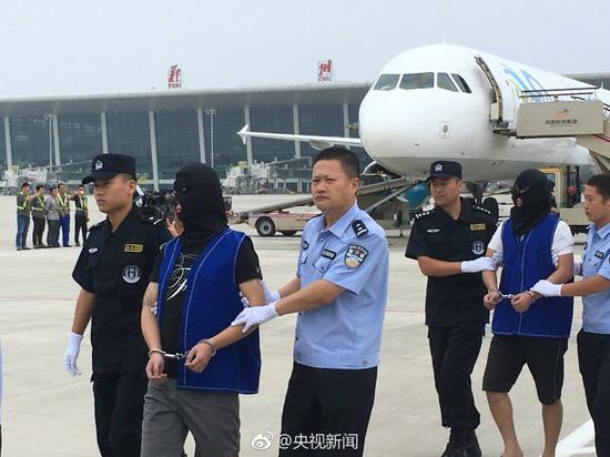 14名疑犯今日被河南警方押解回內地。網圖