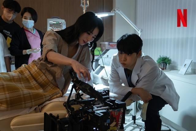 林智妍與李到晛在《黑暗榮耀》中同場戲分不多，卻無礙感情發展。