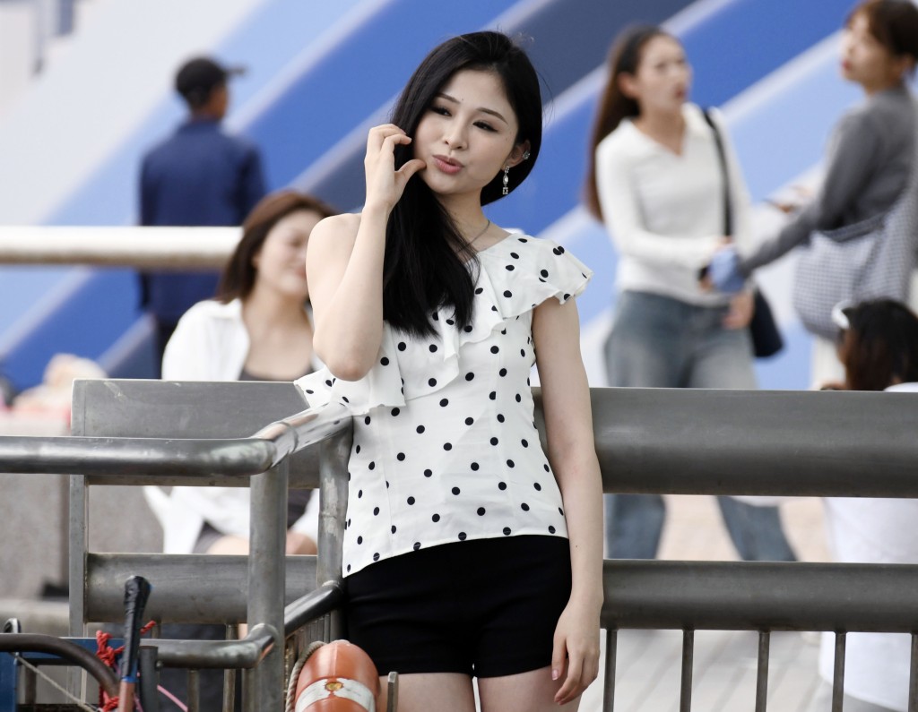 首 11 月訪港中國內地旅客佔約 3,450 萬人次,按年多11%。 首 11 月訪港中國內地旅客佔約 3,450 萬人次,按年多11%。