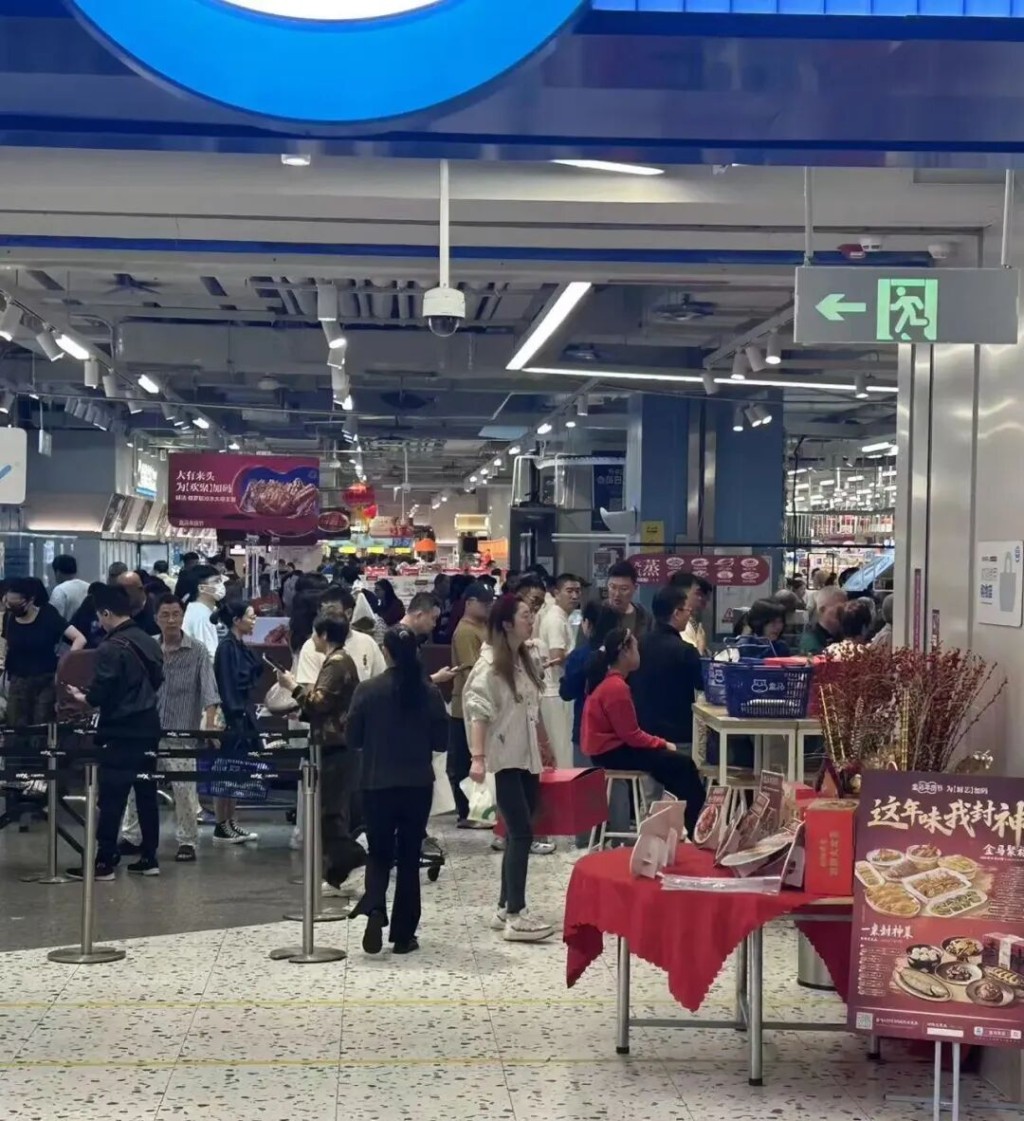 反向過年下，許多父母也入城與子女團圓。證券時報