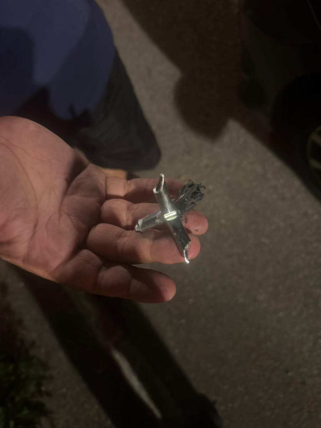 有人在公路路面拾獲多粒「鐵蒺藜」釘。網上圖片 有人在公路路面拾獲多粒「鐵蒺藜」釘。網上圖片