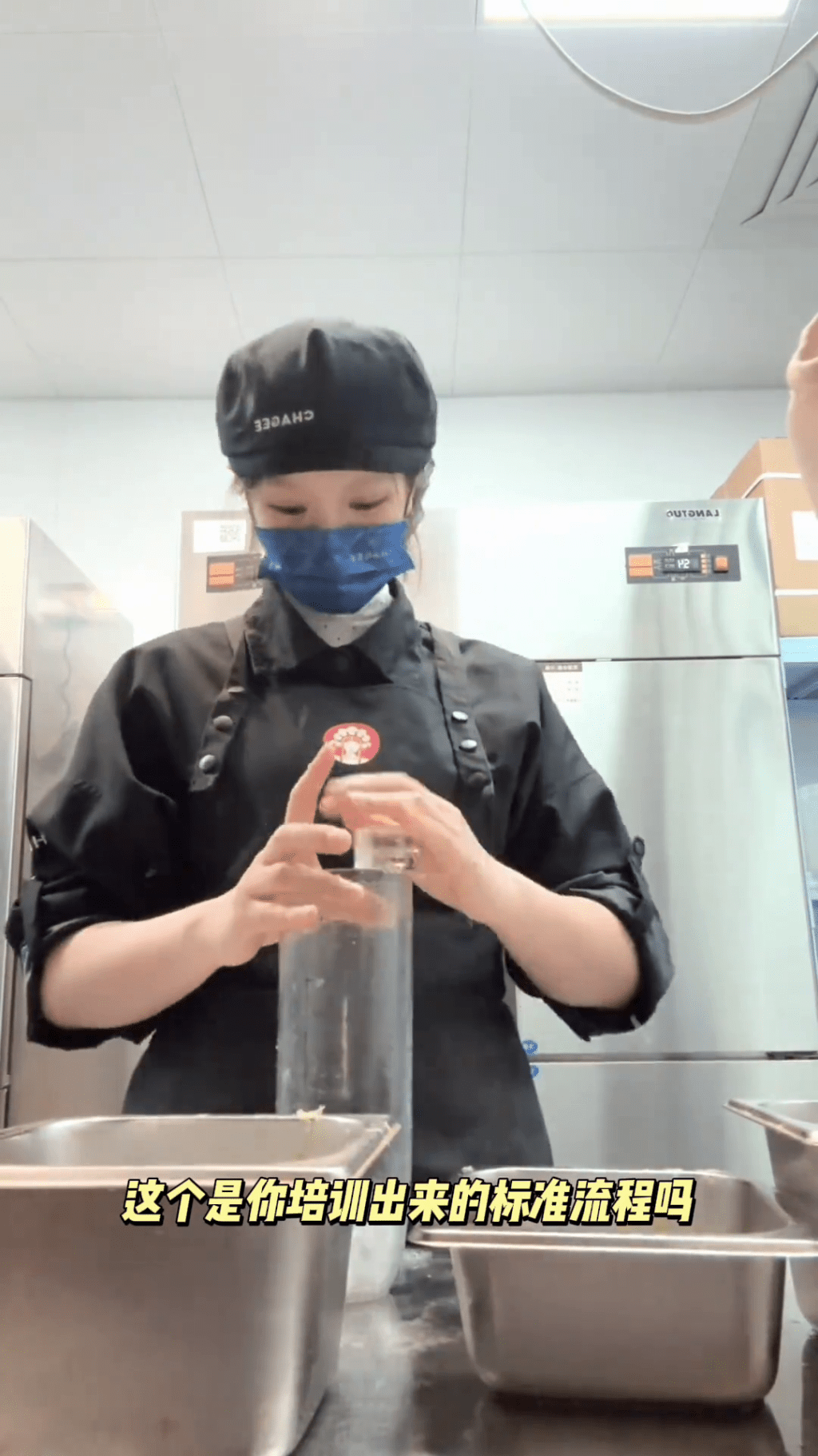 霸王茶姬員工徒手攪拌影片瘋傳，遭網友質疑炮轟。