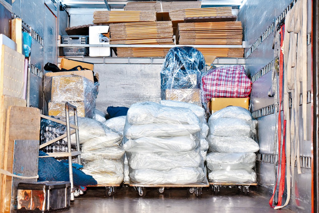 警方在大角咀宏创方涉案单位检获2.6吨化学物品，随时有燃烧或爆炸可能。