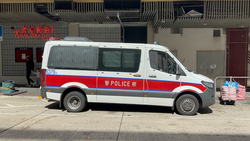 警员及救护人员接报到场，男子昏迷被送往广华医院抢救。杨伟亨摄 