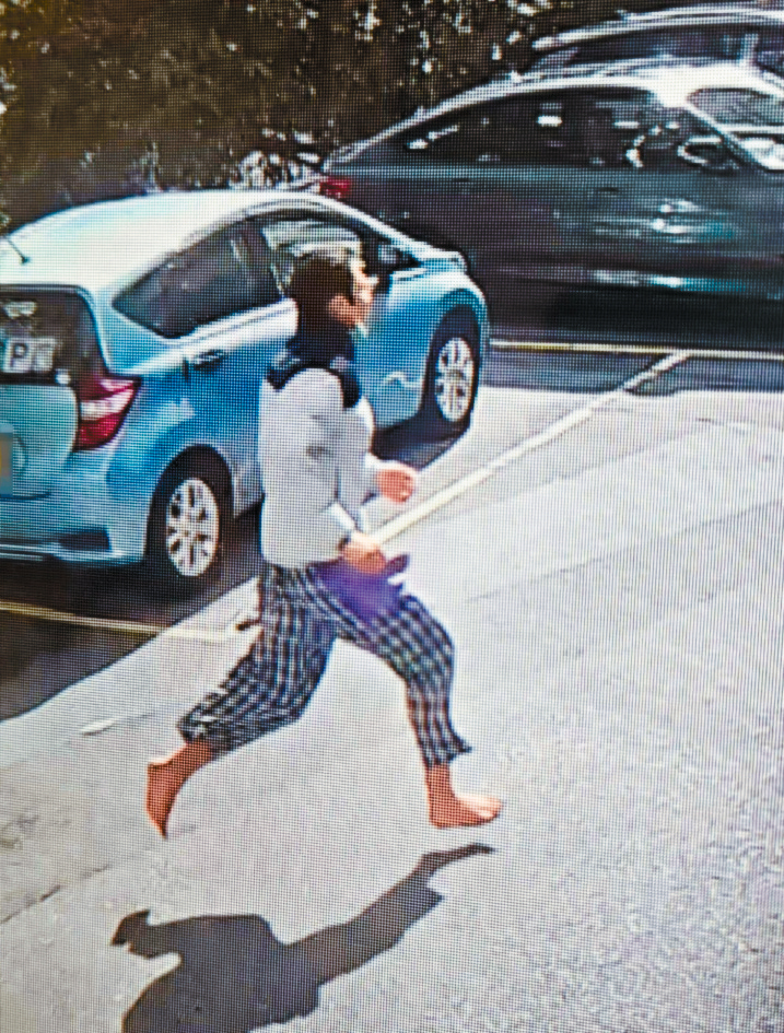 閉路電視拍下疑犯赤腳從醫院逃脫。