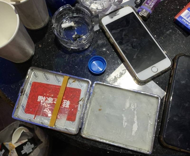 警方在現場發現疑似毒品的白色粉末。互聯網圖片