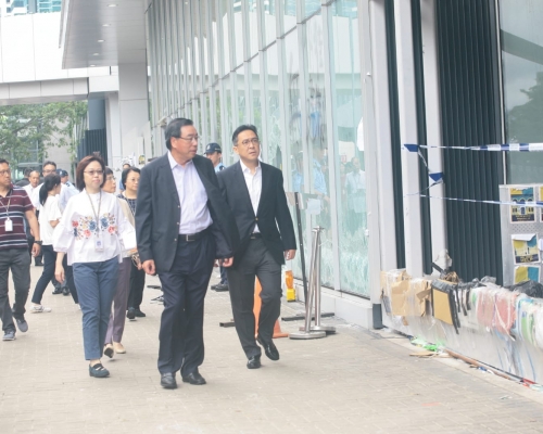 陈维安(右)及梁君彦(中)早上巡视立法会大楼情况。