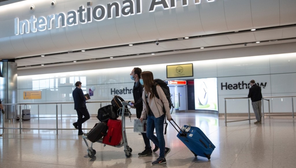 英國機場可望在兩年內放寬規例，不再限制旅客攜上機液體進入禁區及登機。 AP資料圖片