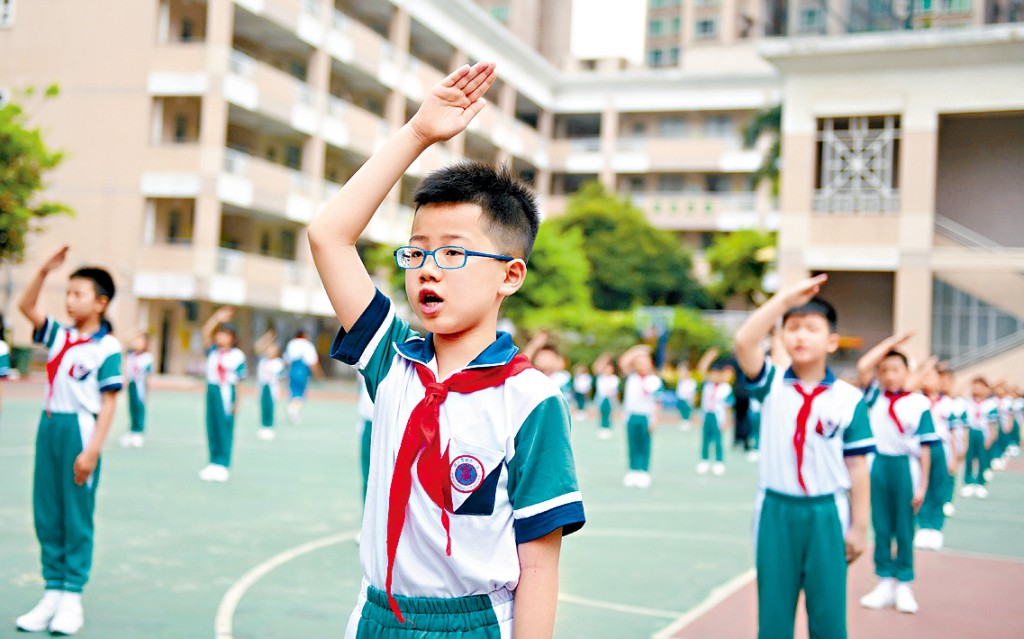 廣州一小學的學生參加升旗儀式。