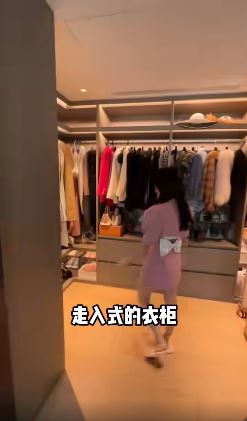 港漂靓妈月租6位数的香港星级豪宅上层，另一是主人房间有走入式的衣柜。