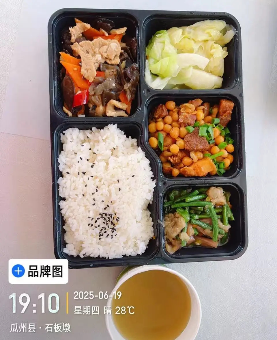 有旅行社透露,片中的餐食其實是擺拍道具。極目新聞 有旅行社透露,片中的餐食其實是擺拍道具。極目新聞