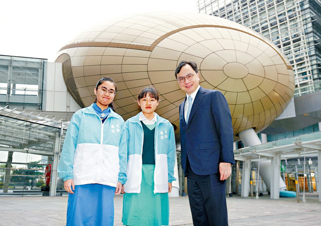 杜芊芊（中）通過「名師高徒」計畫，與聖保羅男女中學麥穎桐（左）獲得本地知名學者盧煜明指導，令她喜出望外。 