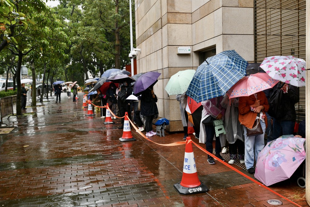 黎智英案相隔近4個月再開庭，不少巿民冒着寒雨排隊等候進庭旁聽。盧江球攝