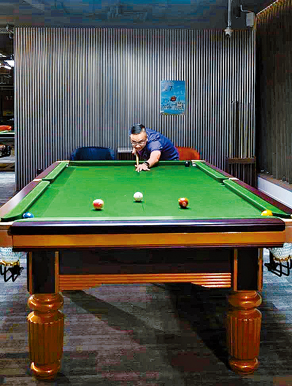 郭俊峯將「12」同「7」號波一杆入洞。