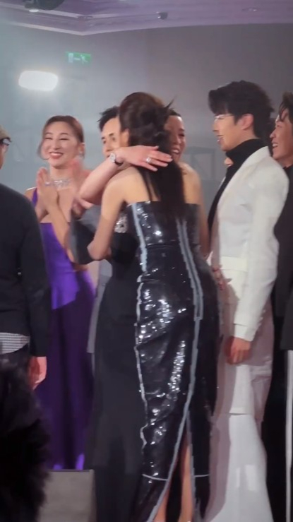 而另一条影片可见，佘诗曼跟《新闻女王》中只得少许戏份的何沛珈拥抱。