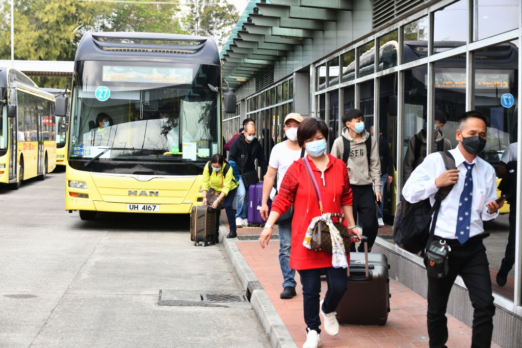 于高峰时间某些线路往来皇岗巴士班次，会加密至5至10分钟一班。