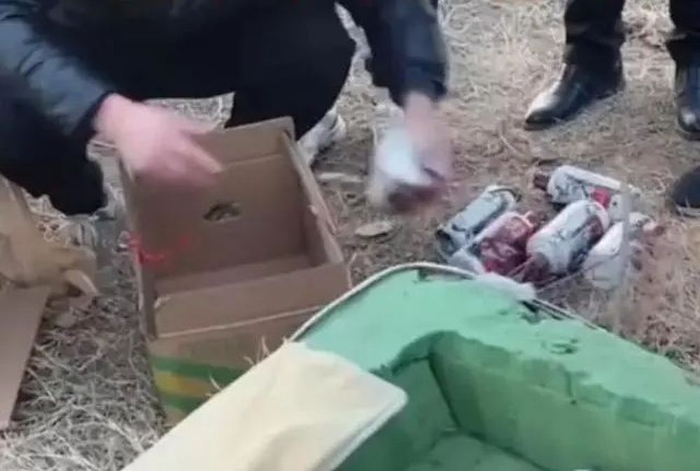 工作人员协助浙江警方打捞出8箱左右，有的是整箱，有的是一瓶瓶。