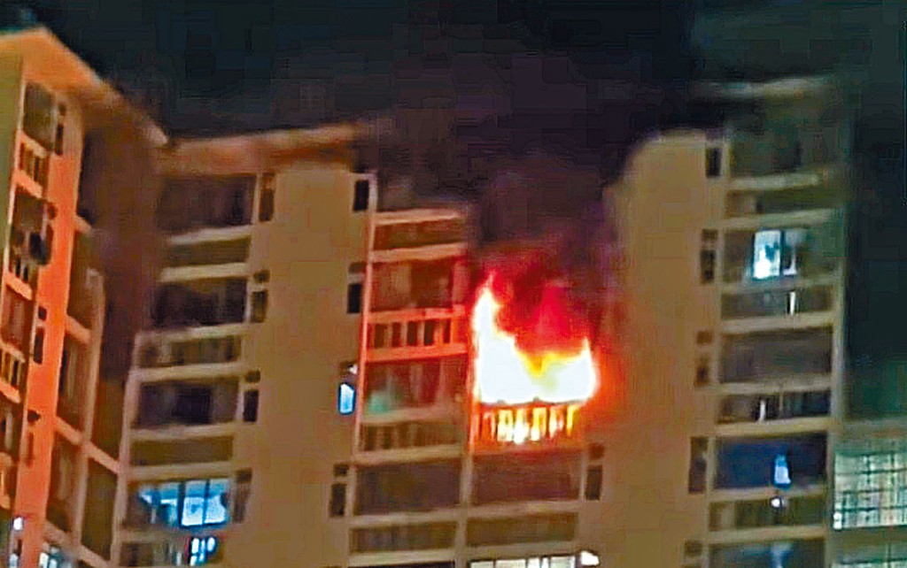 起火單位火勢猛烈，整個露台陷入火海，濃煙滾滾。