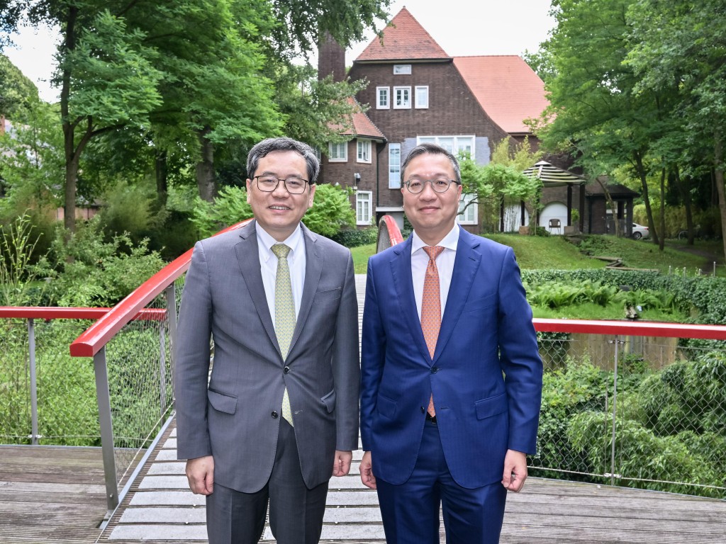 林定國(右)與談踐(左)在午餐前合照。政府新聞處 林定國(右)與談踐(左)在午餐前合照。政府新聞處