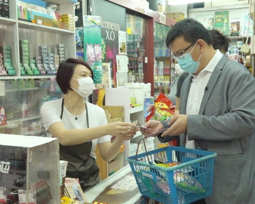 李慧琼在片中饰演超市收银员，既要收银，又要打点一切，工作繁重。