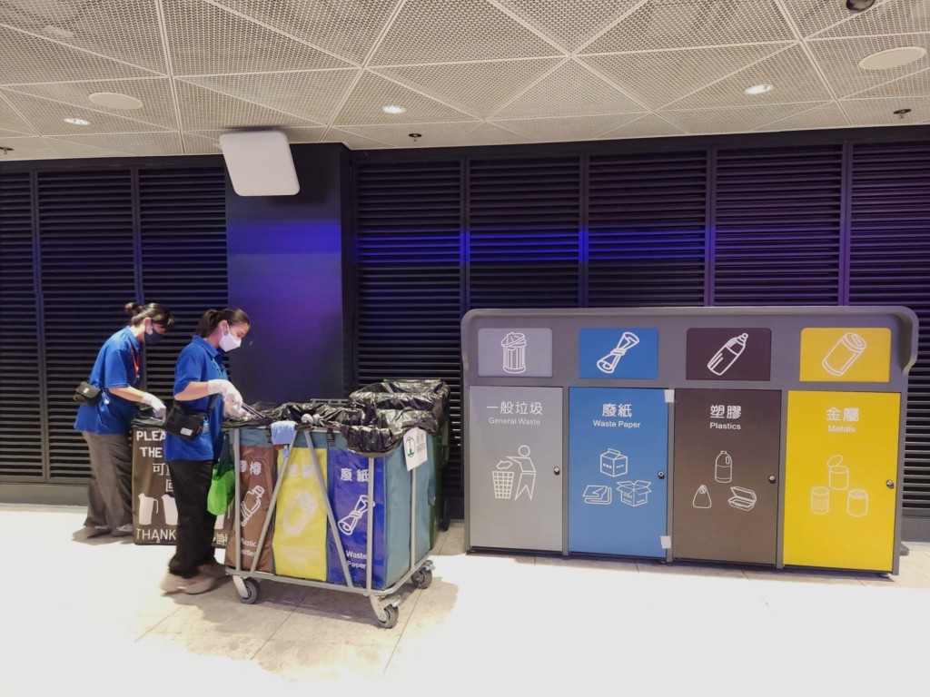 啟德體育園設有大型廢物分類及回收設施，促進回收及資源循環再用。啟德體育園