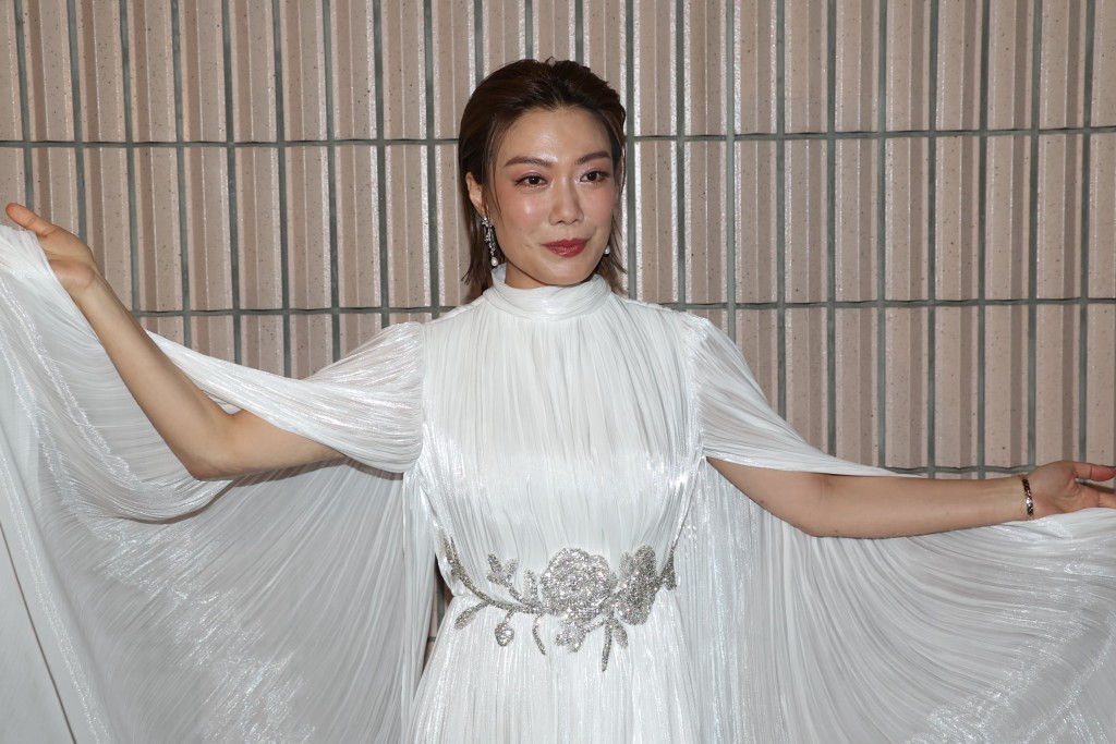 龍婷唔知《中年好聲音3》禢振華被長者塞錢錫面這件事。 龍婷唔知《中年好聲音3》禢振華被長者塞錢錫面這件事。