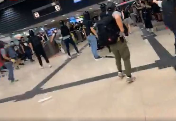 防暴警察與示威者在沙田新城市廣場發生衝突。區諾軒FB截圖
